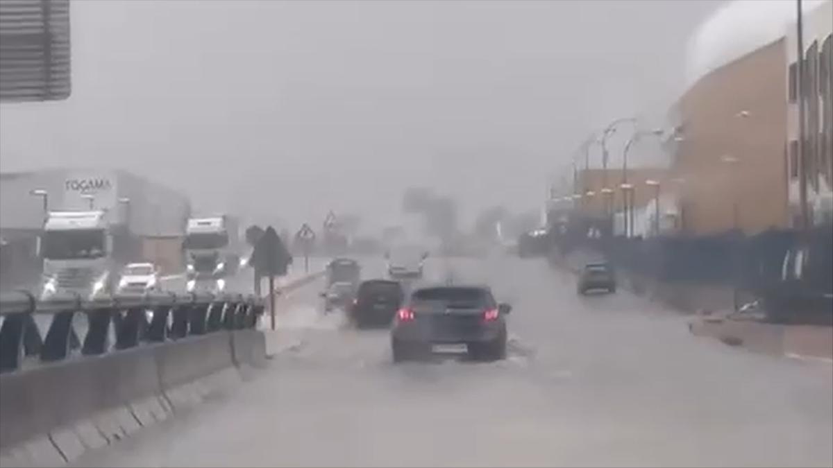 Vídeo: La lluvia en Onda complica el tráfico