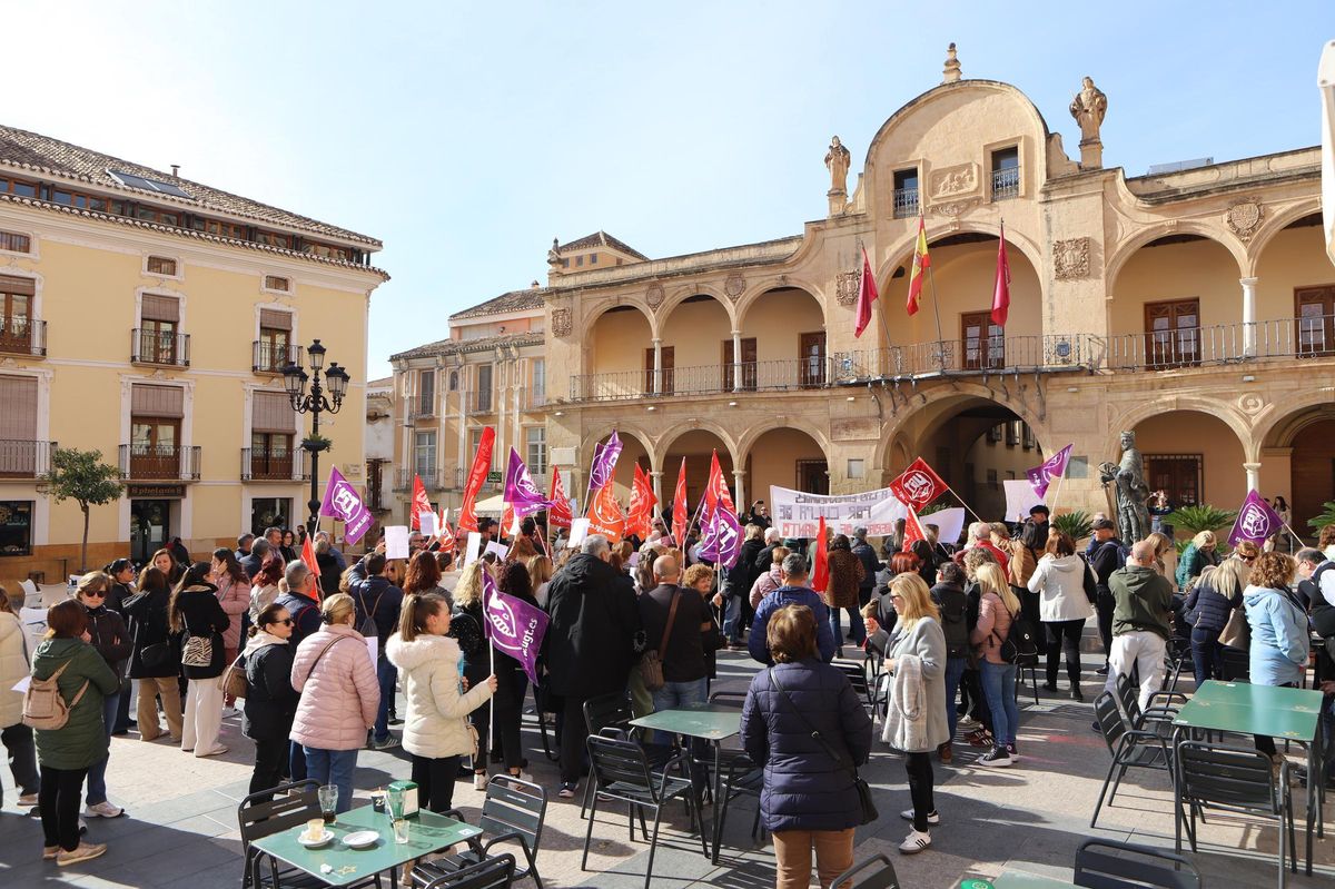 Decenas de personas se congregaban frente al Consistorio.