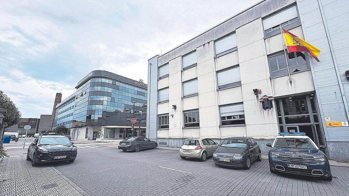 La Comisaría de la Policía Nacional de Langreo-San Martín en primer término.
