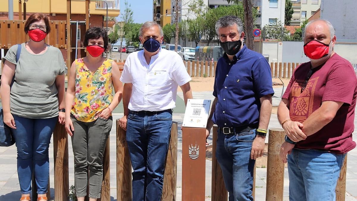 L&#039;alcalde de Salt, Jordi Viñas, el regidor d&#039;Educació, Fermí Cunill, i representants del col·legi Pompeu Fabra, en una de les parades de la ruta.