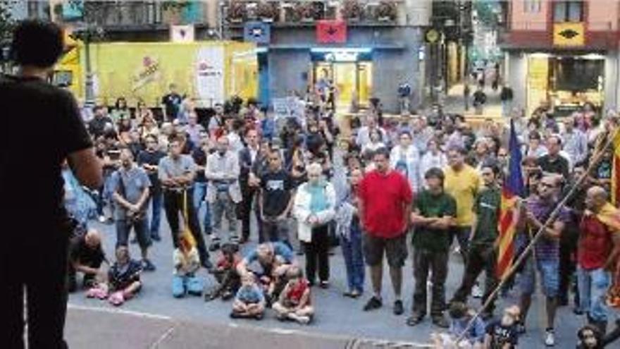 Més de 500 persones es concentren a Girona per defensar el model lingüístic
