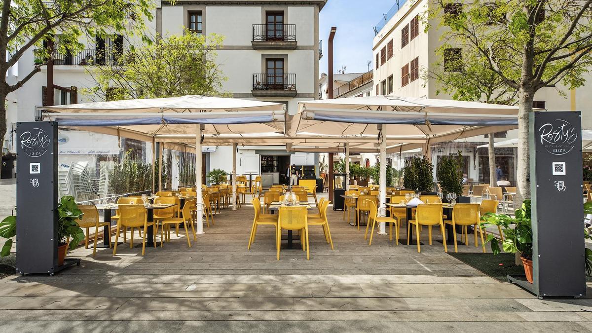 La terraza de este restaurante italiano ubicado en el puerto de Ibiza.