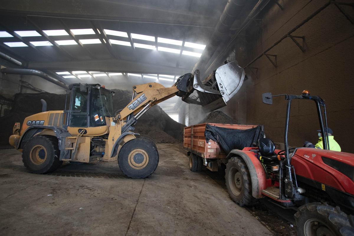 Proyecto de recogida de compost por los agricultores en la planta de Guadassuar.