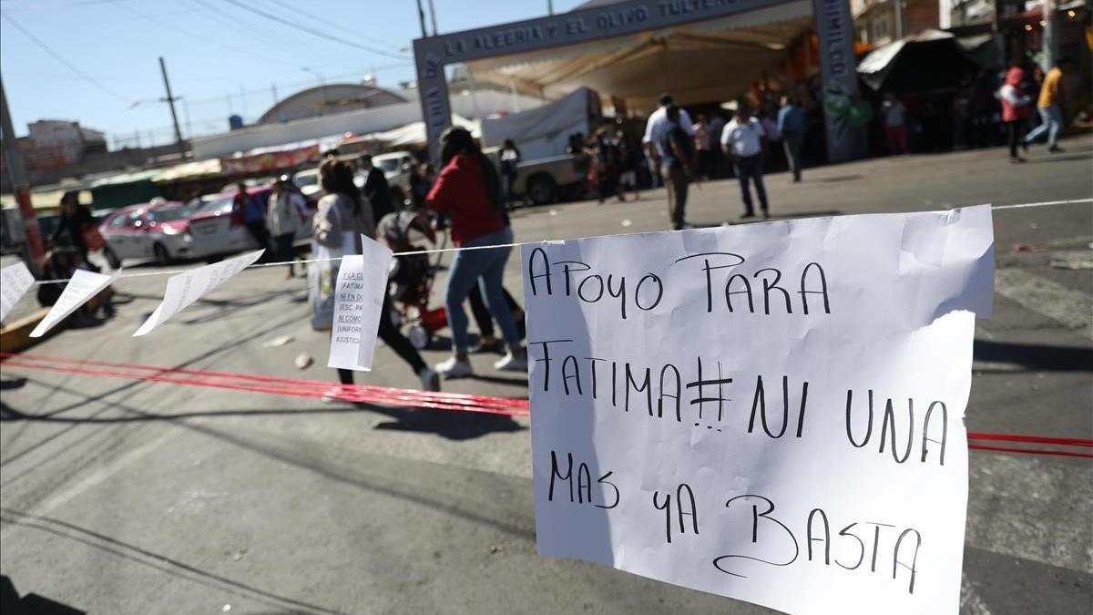 Habitantes de la comunidad de Tulyehualco, en Ciudad de México, tienden un cordón con frases de apoyo a los familiares de la niña Fátima, asesinada días atrás.