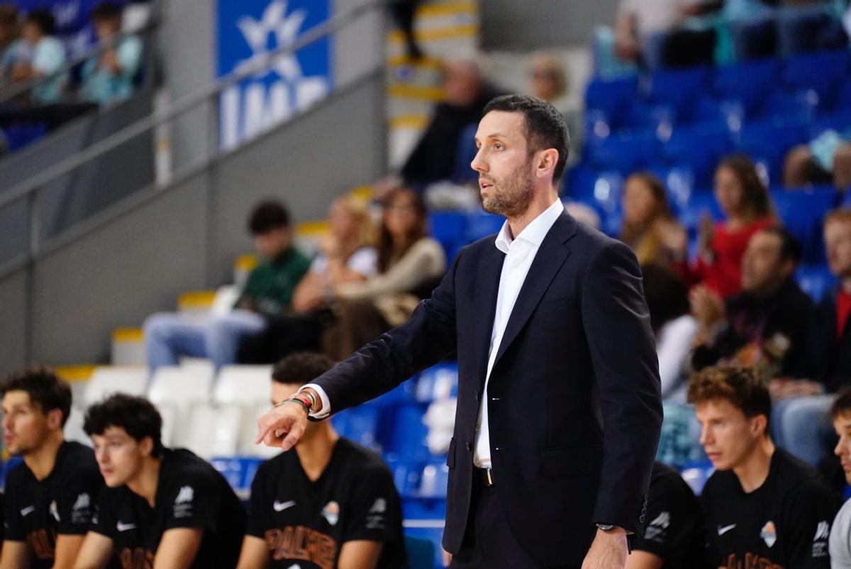 El entrenador del Palmer Basket Marco Justo, durante un partido.