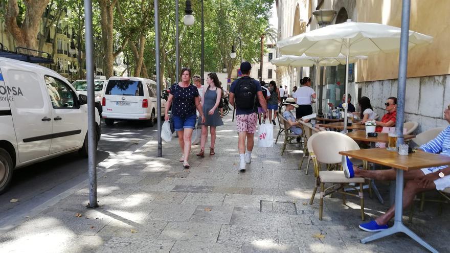 Turistas paseando por el centro de Palma en verano.