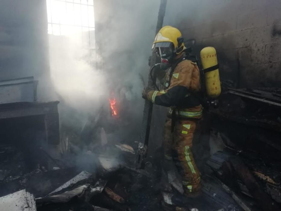 Los bomberos sofocan un incendio forestal junto al casco urbano de Finestrat.