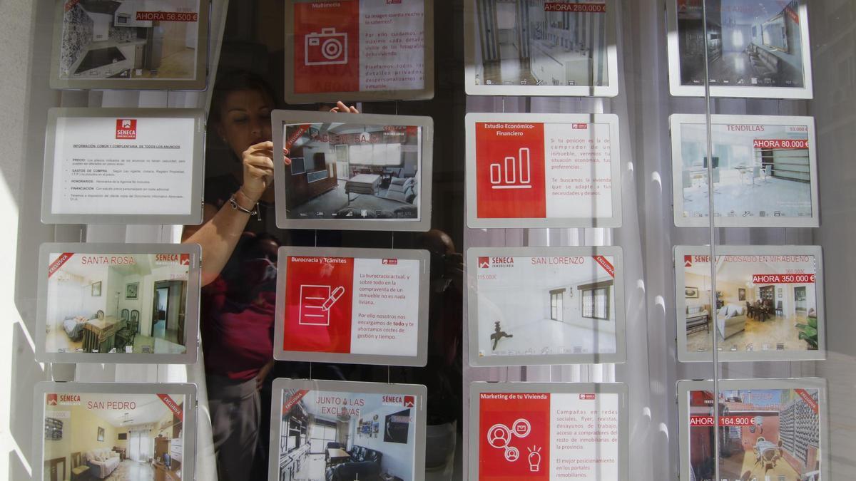 Escaparate de una agencia inmobiliaria en Córdoba, en una imagen de archivo.