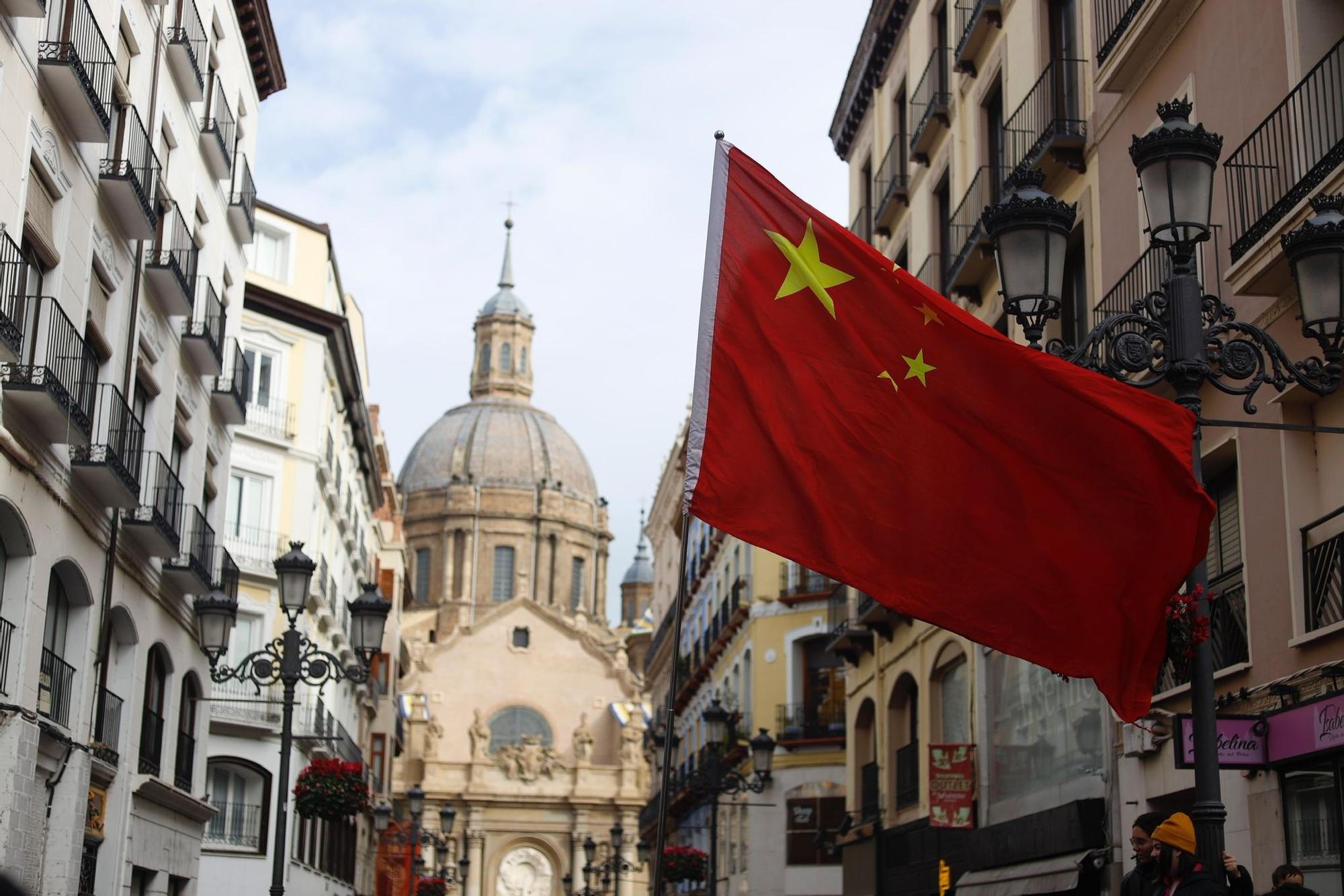 La comunidad china de Zaragoza desfila por el centro para celebrar el Año del conejo