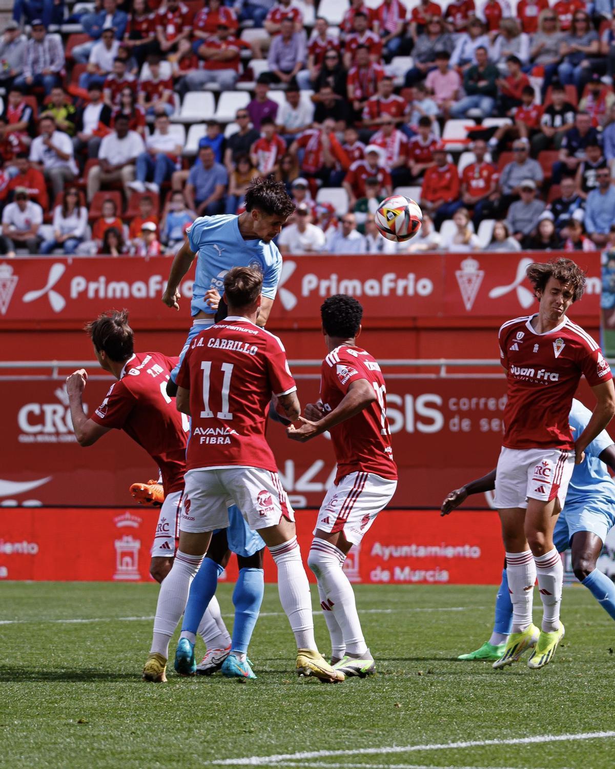 El pitiuso Pepe cabecea ante la oposición de varios jugadores del Murcia, este domingo.