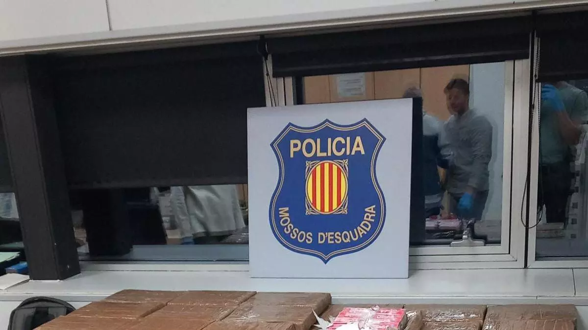 Detienen en Rubí a dos hombres que llevaban 287 kilos de hachís en un camión