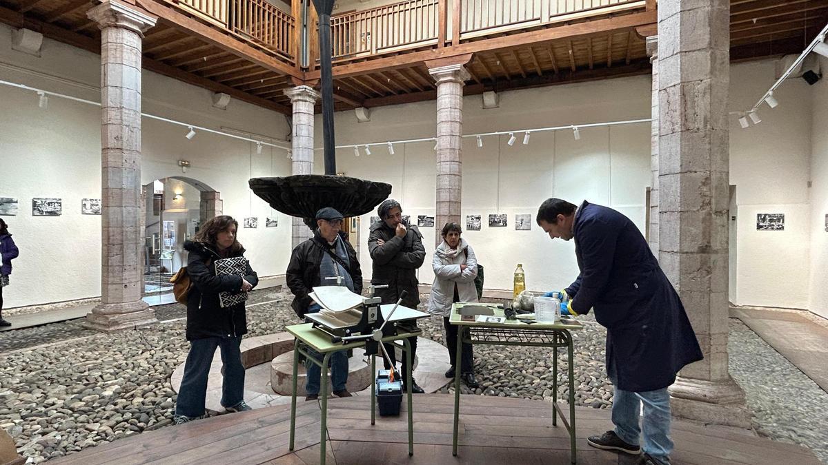 EN IMÁGENES: Así fue la demostración de estampación gráfica tradicional de Fermín Santos López en Grado