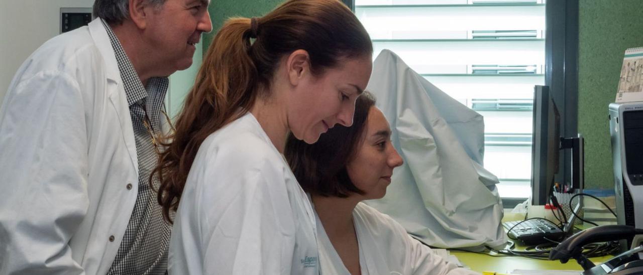 Damià Heine con dos compañeras en la Unidad de Diagnóstico Molecular de Son Espases.