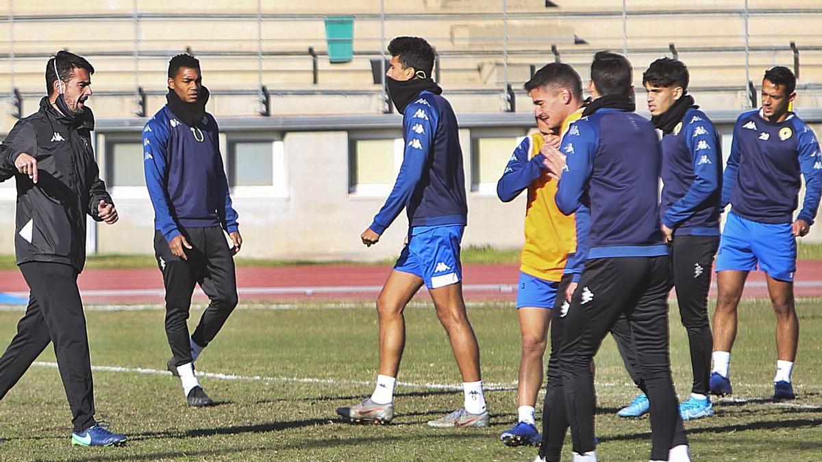 Los jugadores del Hércules, durante un entrenamiento en la Ciudad Deportiva. |