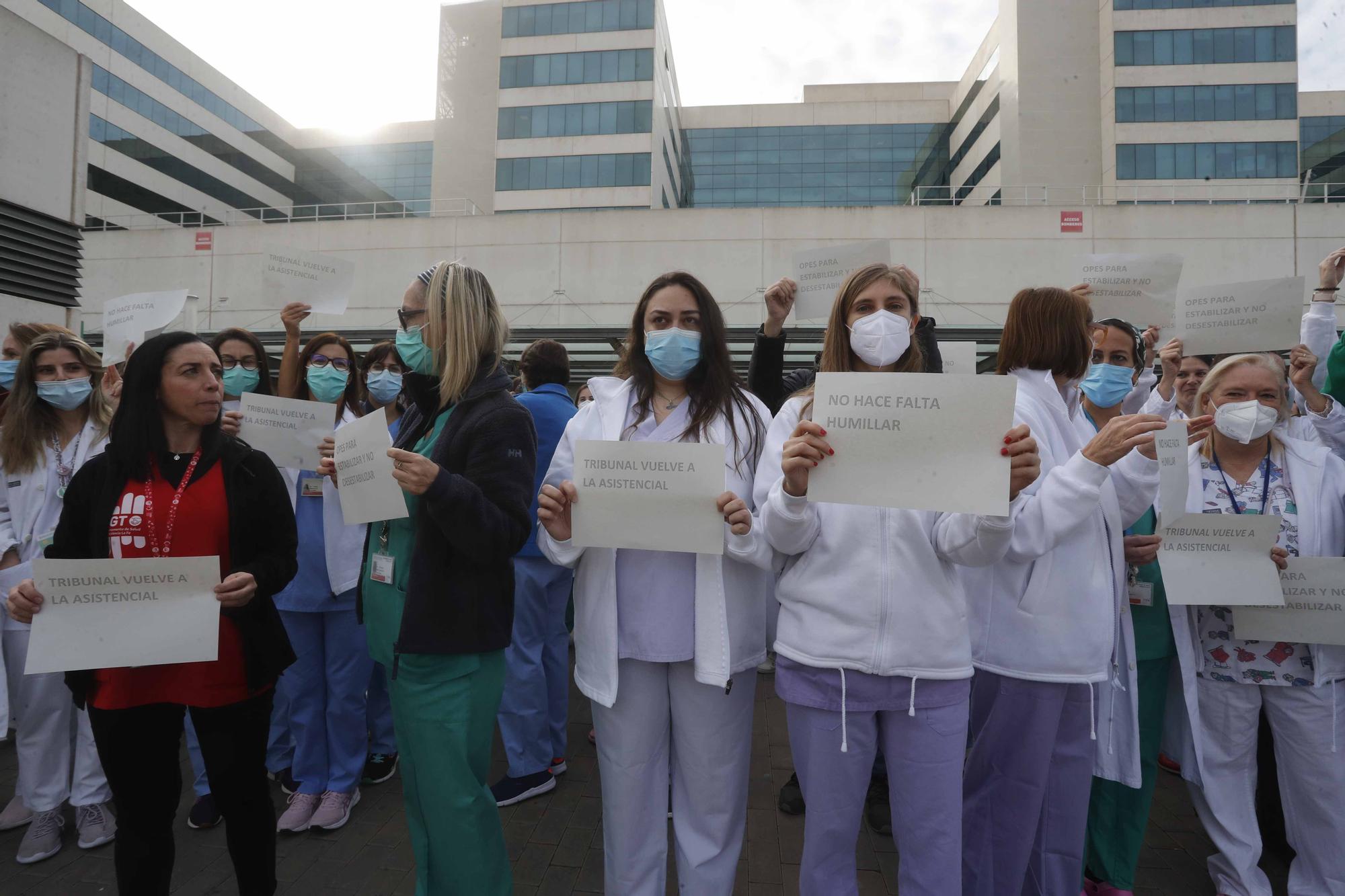 Los sanitarios se manifiestan a las puertas de La Fe por las oposiciones