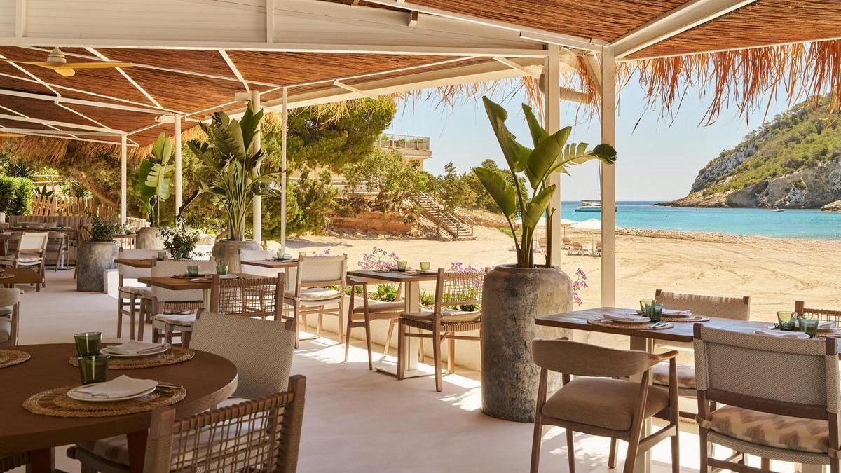 Terraza del restaurante en Cala Llonga, Sonrojo, Beach y Chiringuito.