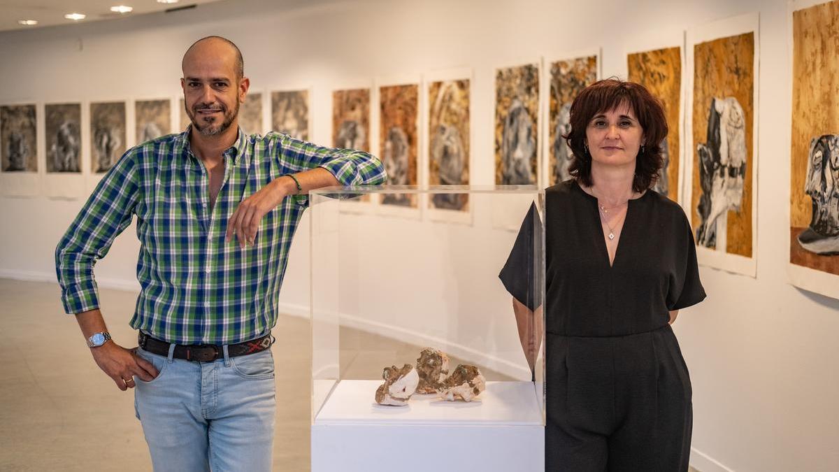 Francisco Cerezo, conservador del Meiac y organizador del proyecto &#039;Campo Abierto/Campo Aberto&#039;, y Catalina Pulido, directora del Meiac.