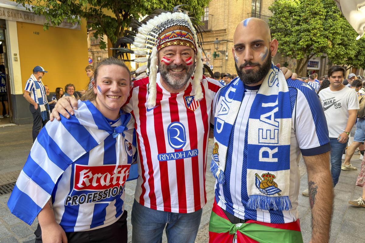 Las imágenes de los aficionados de Atlético de Madrid y Real Sociedad en Sevilla Las imágenes de los aficionados de Atlético de Madrid y Real Sociedad en Sevilla