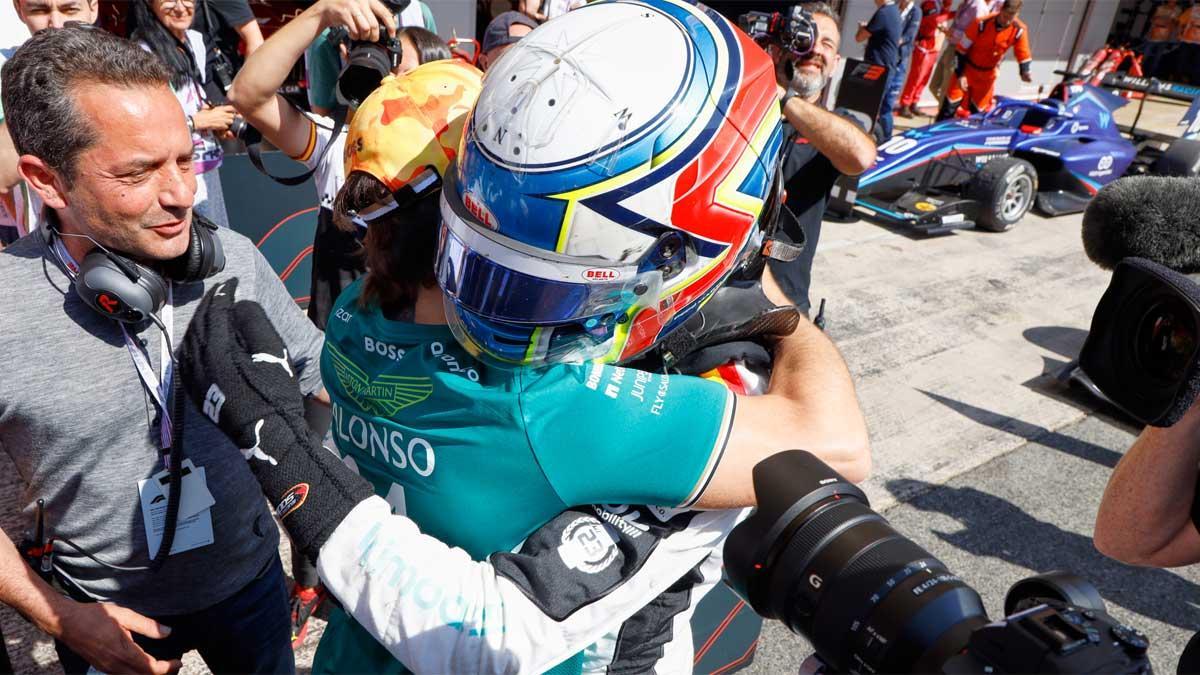 Pepe Martí, felicitado por Fernando Alonso tras su victoria en Barcelona