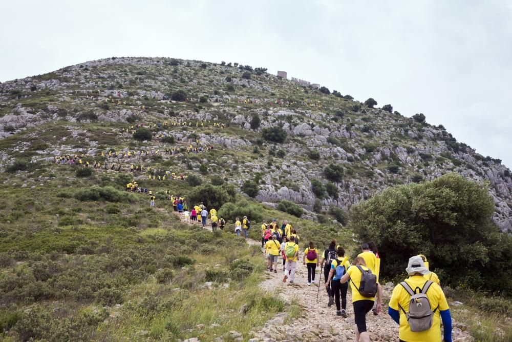 Més d'un miler de persones tenyeixen de groc el Castell del Montgrí en la inauguració del Festival Ítaca