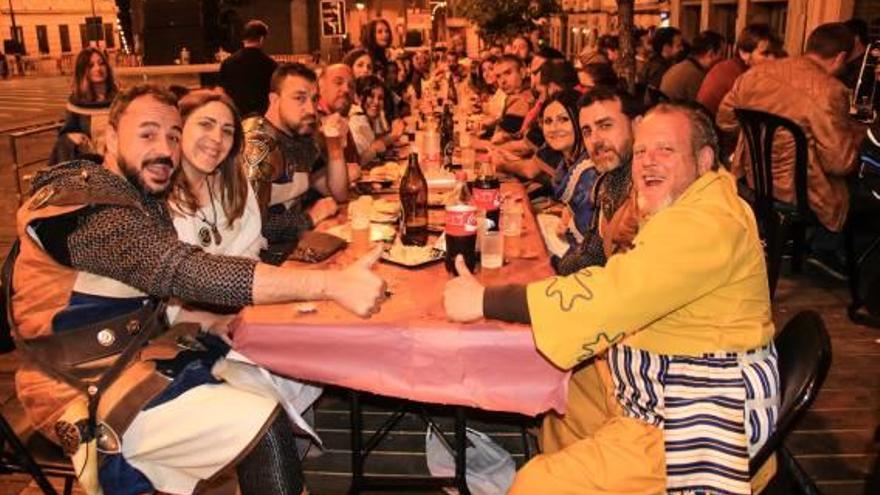 Grupos de festeros se concentran en la plaza de España y calles adyacentes para disfrutar de Els Soparets y de paso protagonizar las últimas entraetes del año.