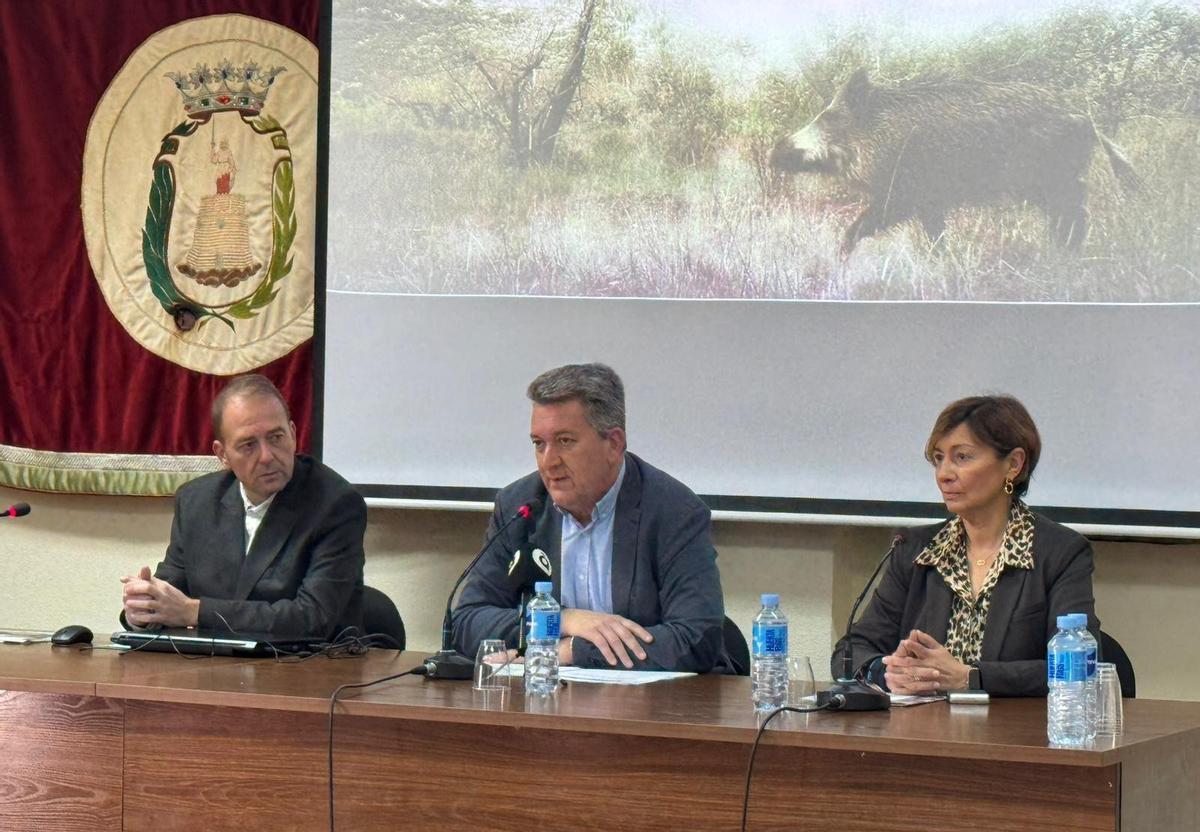 El conseller Martínez Mus en la presentación de las medidas para controlar la sobrepoblación de jabalíes.