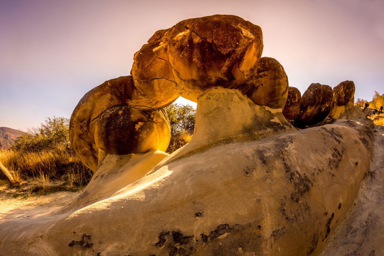 Formación de rocas vivas en el desierto