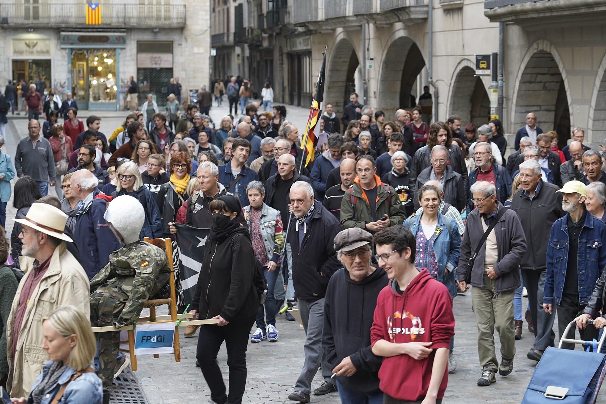 Cremen un ninot del rei a Girona