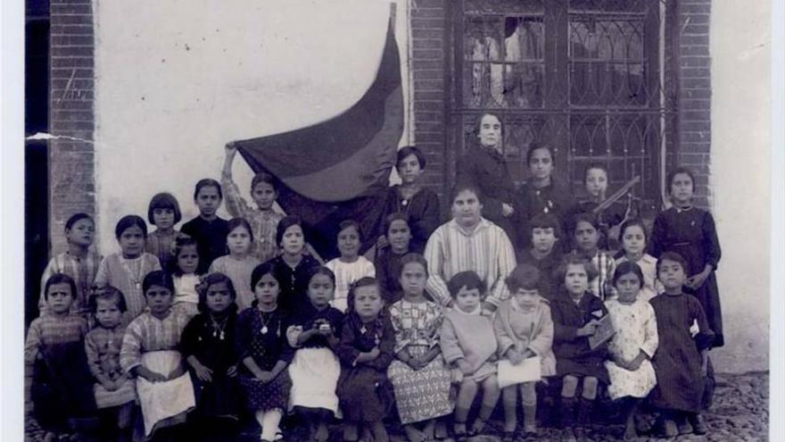 El Centro de Adultos de Cáceres homenajea a la mujer con dos exposiciones