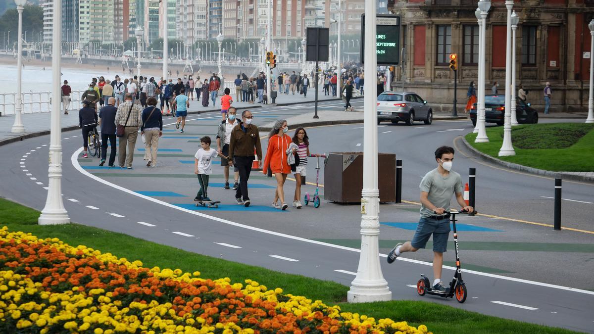 Paseantes en el Muro de San Lorenzo, a la altura de los Jardines del Náutico