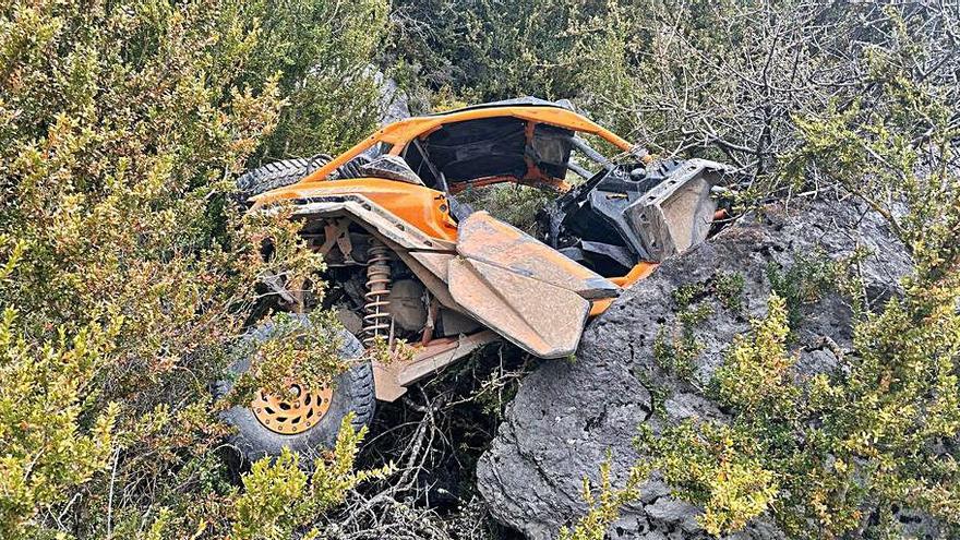 El vehicle després de caure pel precipici | BOMBERS