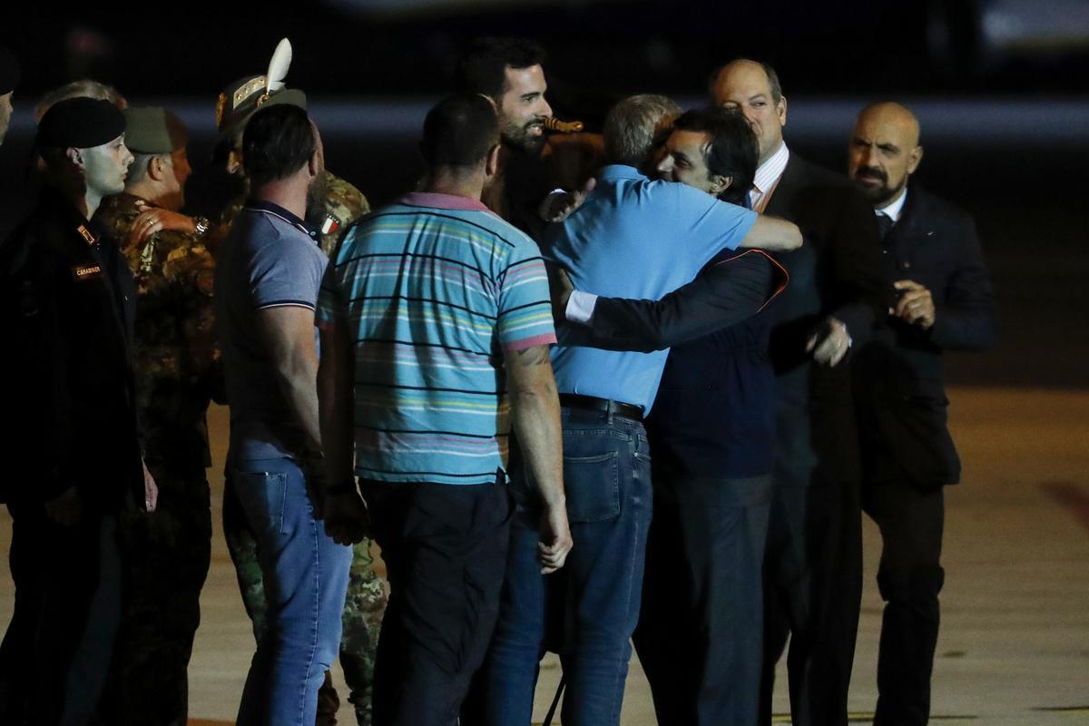 Ciudadanos italianos evacuados de Sudán llegan al aeropuerto militar de Ciampino, en Roma.