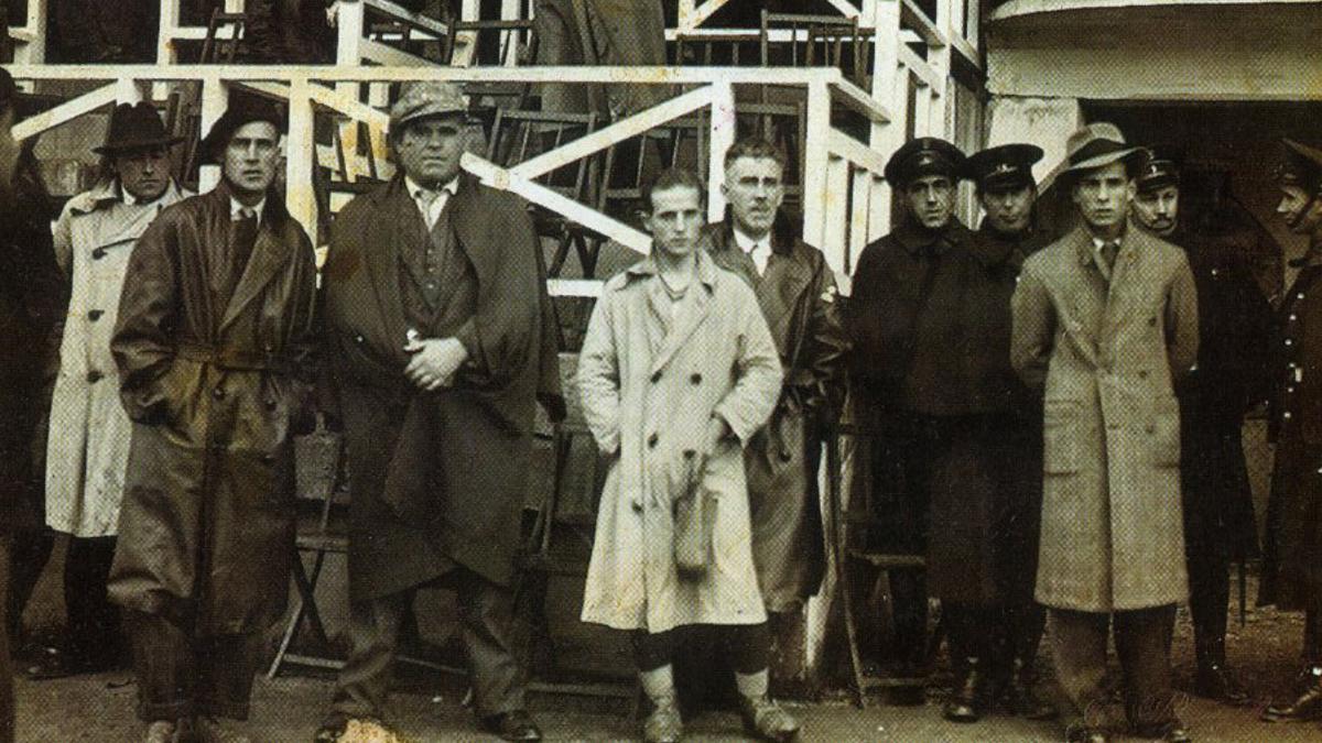 El coruñés Balsa, entrenador del Castellón, junto al ‘Salao’, Roqueta y otros futbolistas de los años 30.