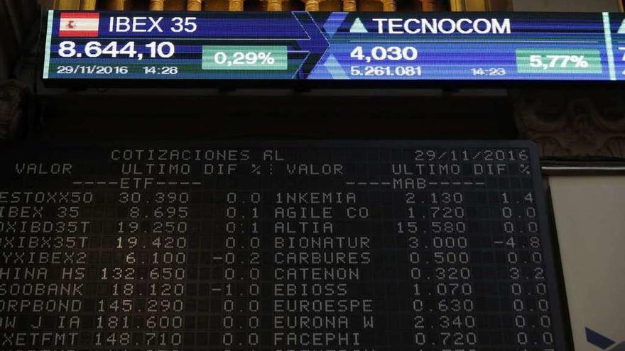 Una pantalla de la Bolsa de Madrid muestra la subida de Tecnocom tras anunciarse la OPA de Indra.