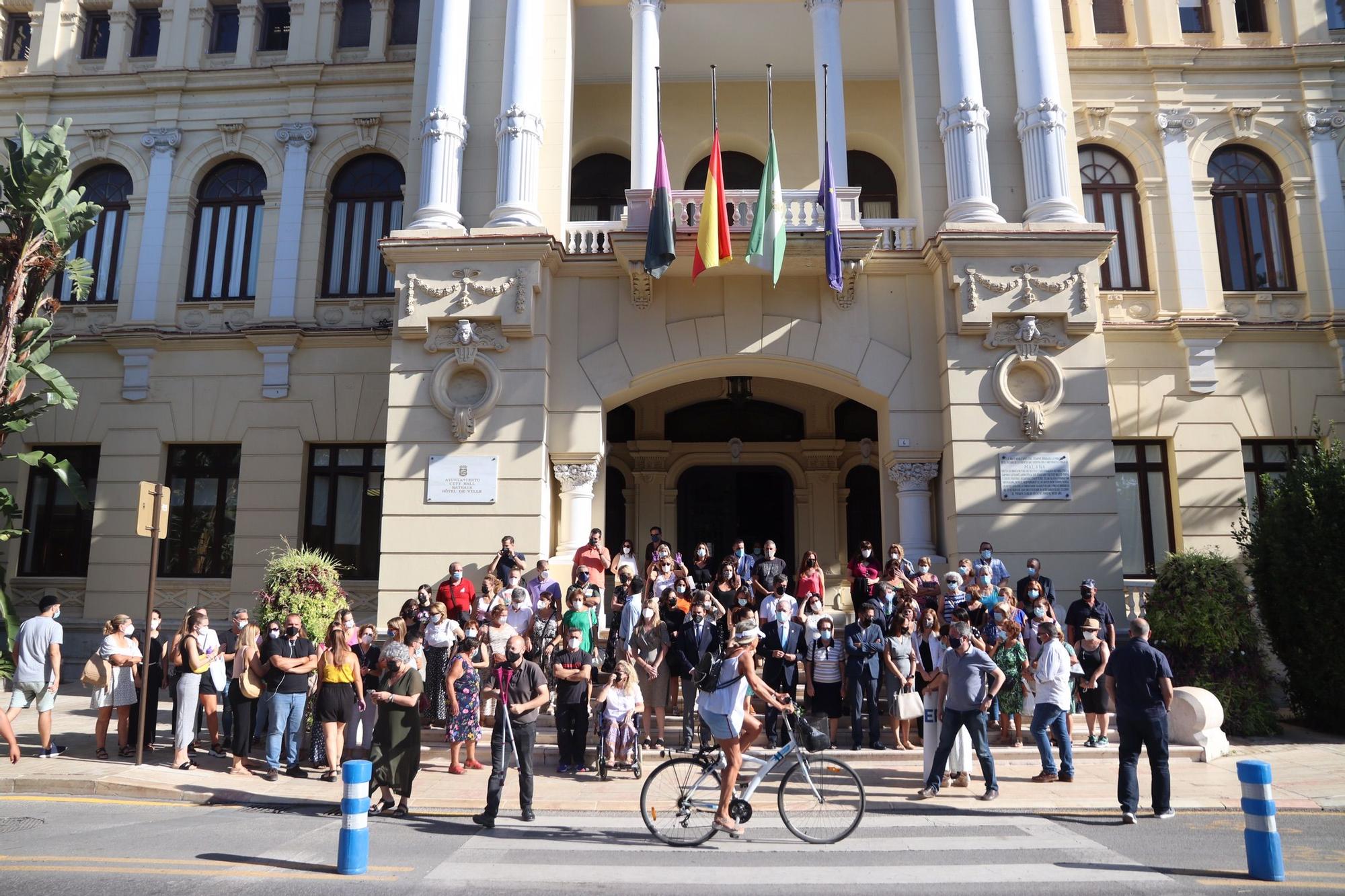 Minuto de silencio en el Ayuntamiento de Málaga por el crimen ocurrido en El Bulto