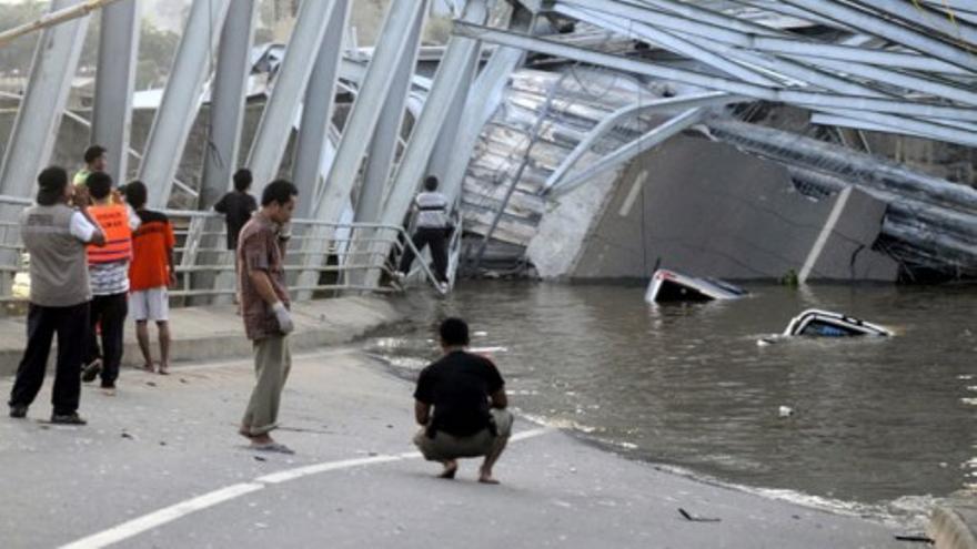 Al menos cuatro muertos y 24 desaparecidos en el derrumbe de un puente en Indonesia