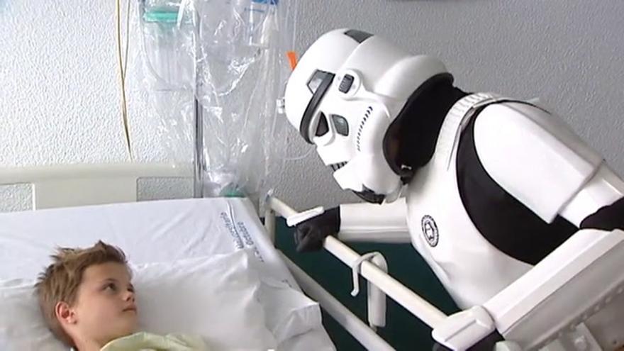 Vídeo / Los soldados imperiales de 'Star Wars', en el Hospital 12 de Octubre