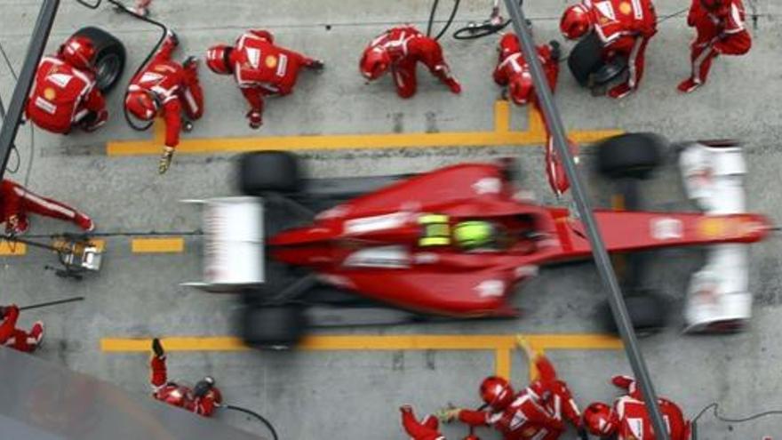 Los mecánicos de Ferrari, durante una entrada en boxes de Massa.