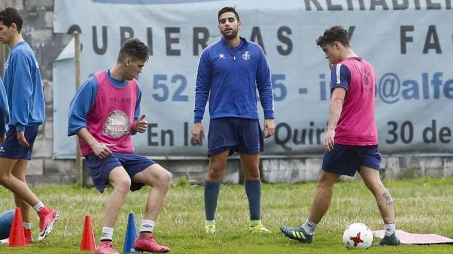 Omar Tranche, en el centro de la imagen, en el Suárez Puerta.