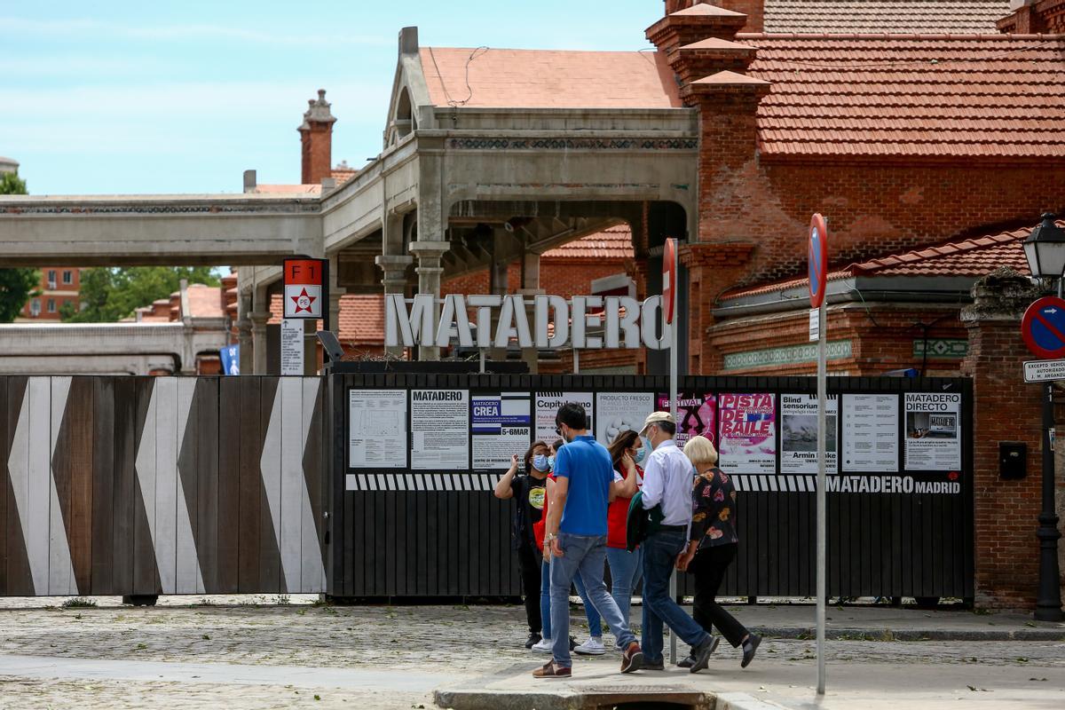 Un grupo de personas camina hacia el Centro Cultural de Matadero, en Madrid.