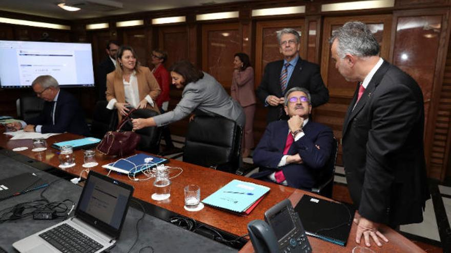 Un instante de la reunión del Consejo de Gobierno, ayer, antes de empezar. A la derecha, Ángel Víctor Torres habla con Román Rodríguez.