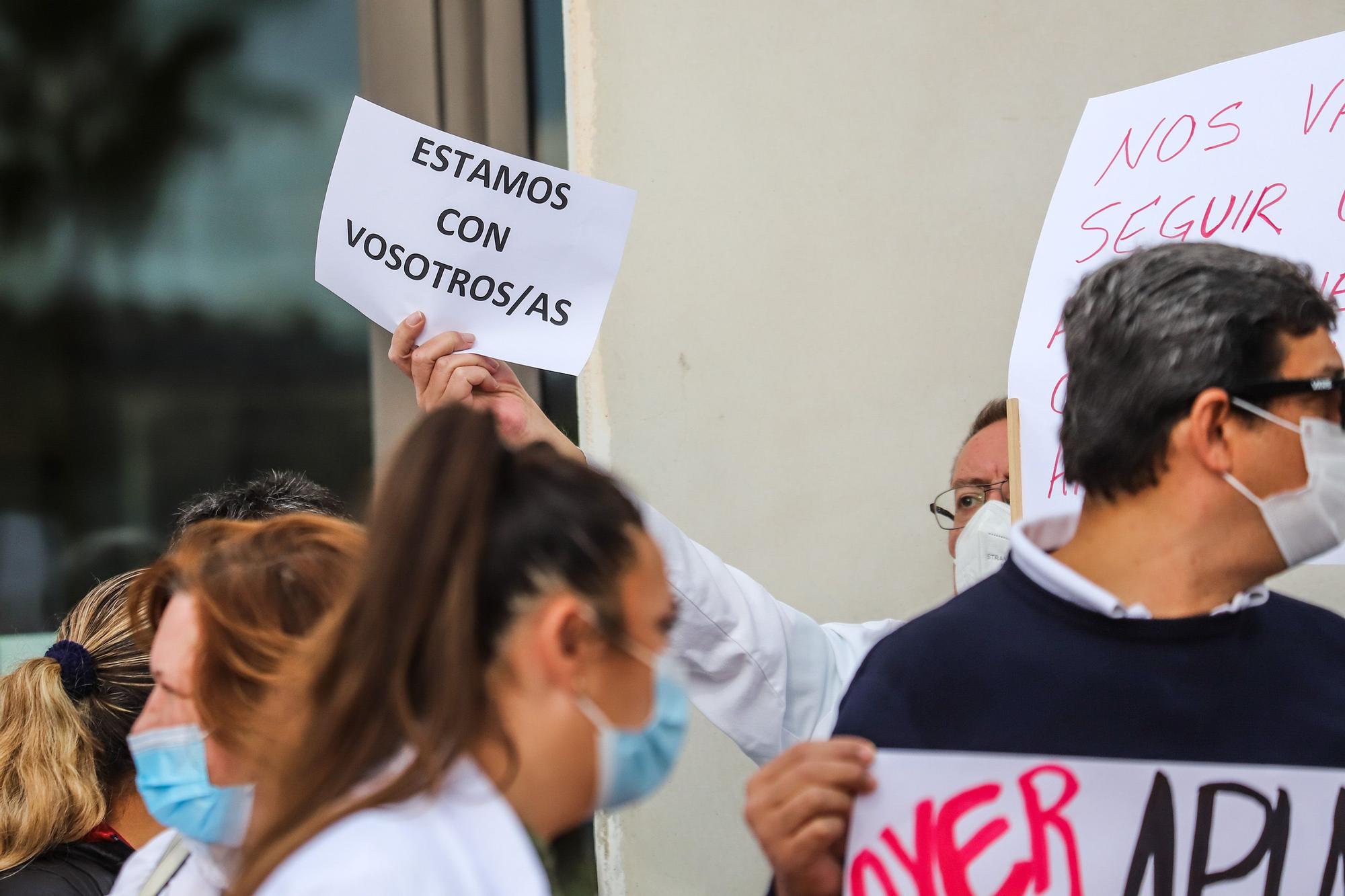 Protesta de los médicos sin MIR a las puertas del Hospital Universitario de Torrevieja