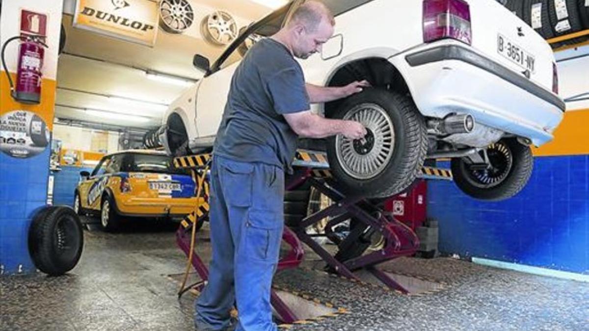 Recambio 8 Albert Pla, en su taller de neumáticos de la calle de Rocafort de Barcelona, el pasado viernes.