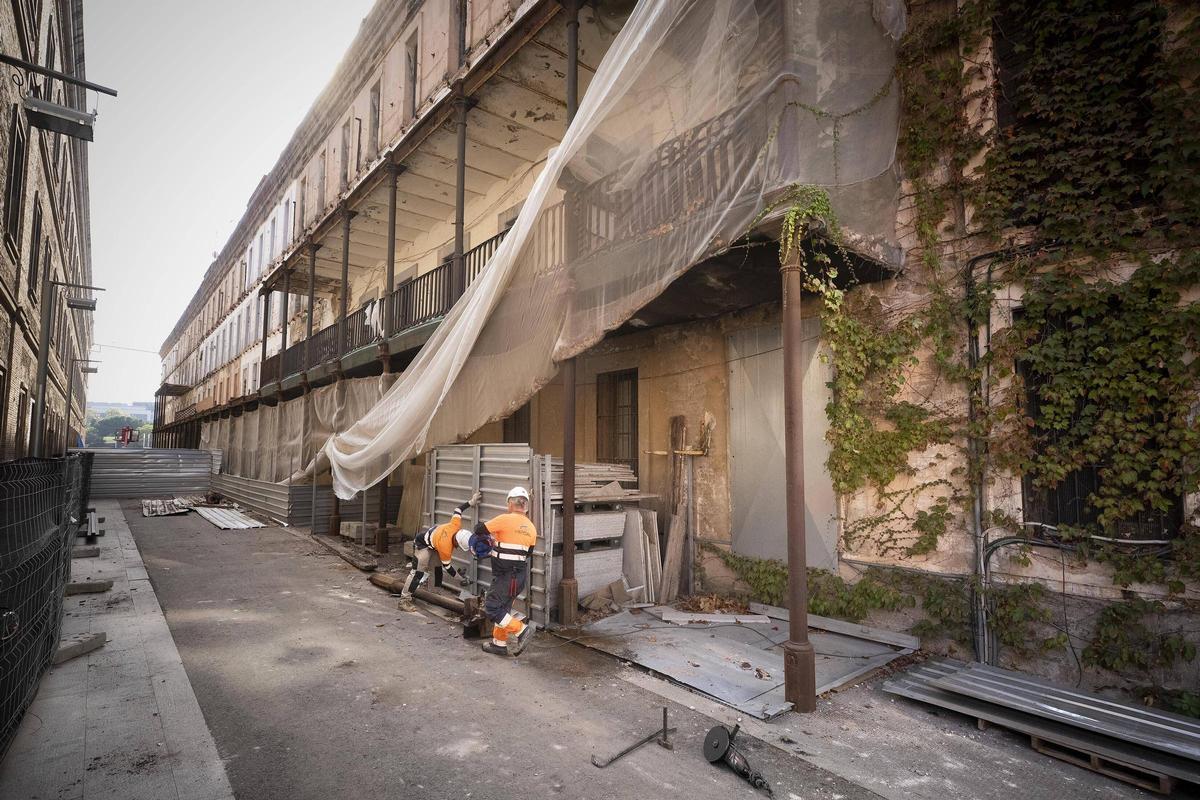 Obras preparatorias de la próxima demolición integral de las últimas viviendas militares para ampliar el campus de la UPF en la Ciutadella, en Barcelona.