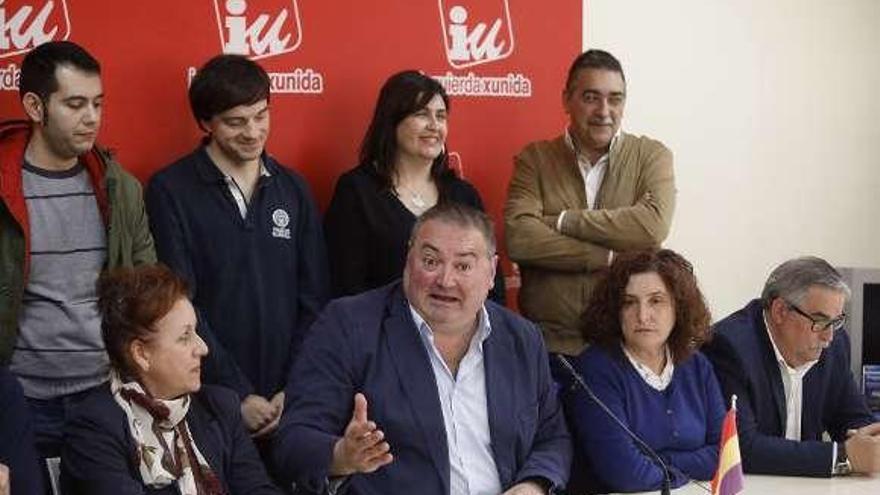 Ramón Argüelles, ayer, junto a compañeros que respaldaron su candidatura. Tras él, Juan Ponte, el candidato elegido para las generales.