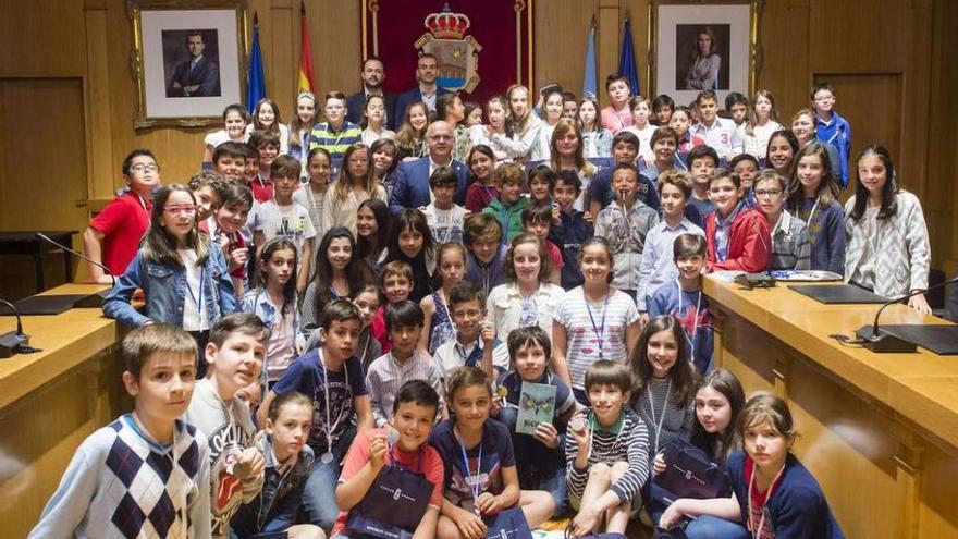 Los niños posan en una foto de familia tras ejercer de &quot;diputados&quot; por unos minutos // Iñaki Osorio