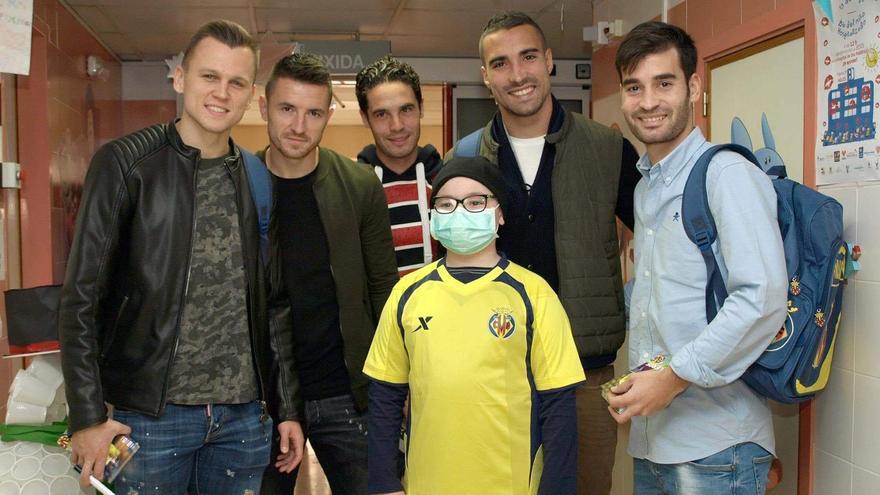 Varios futbolistas del Villarreal visitaron al joven de Onda en el hospital, en un gesto que no ha olvidado.