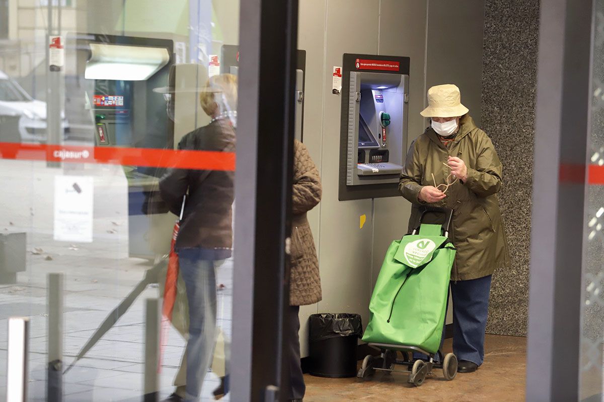 La banca amplia en Córdoba los horarios de atención a los mayores de 65 años