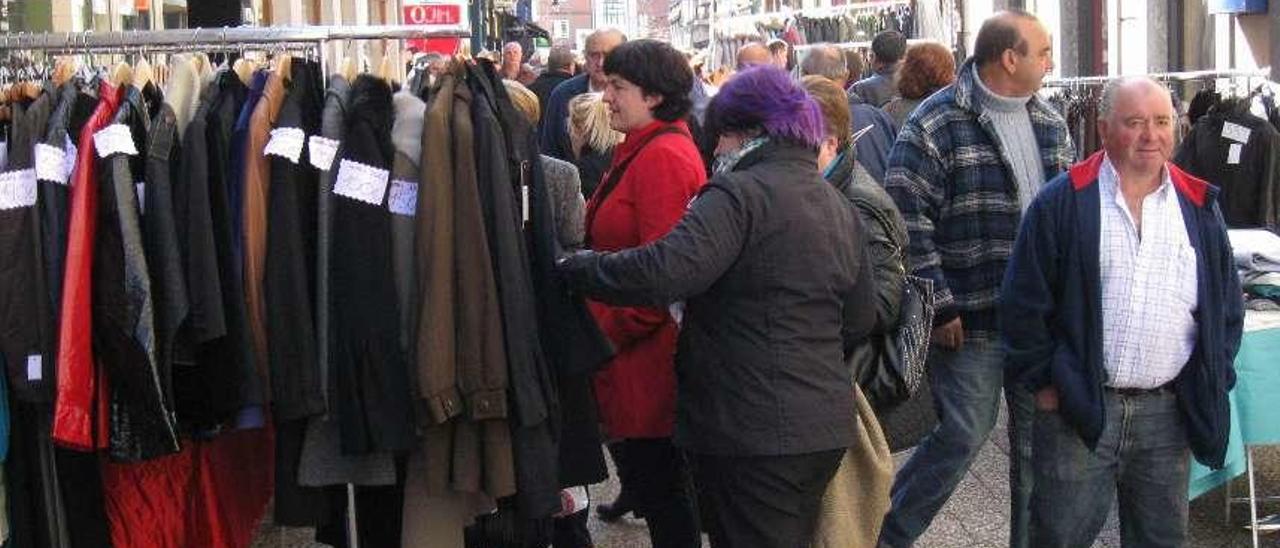 Expositores de tiendas en una calle de Pola de Siero.