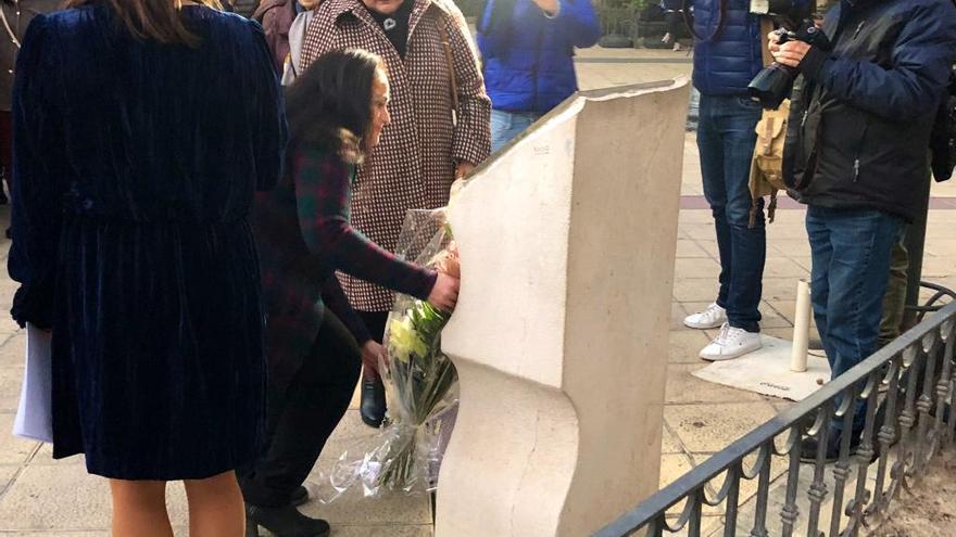 Lorca, ofrenda en el monolito